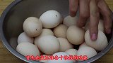 煮鸡蛋不能只加清水，多加一样调料，蛋壳一碰就掉，鸡蛋又香又嫩