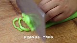 茄子切成丝，没想到这个做法这么好吃，不炒不煎，煎一盆不够吃