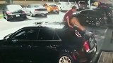 男子高空坠落把车顶砸出大坑 1秒起身若无其事离开