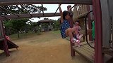 小女孩攀云梯，刚想说好厉害下一秒小娃就摔地上，疼哭了