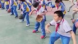 小学生练习打篮球，男生忘记给篮球打气实在太尴尬