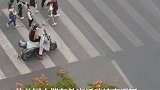 这暖心的一幕很感动