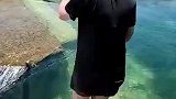 女子跳进水渠中，被湍急的水流冲走