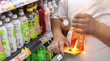 小伙用手电筒看饮料是否中奖，将便利店“搜刮一空”