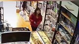 女子进手机店，误把鱼缸当桌子，老板：来活了