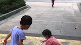 小女孩在小区楼下玩飞弹，一击命中前方过路大爷