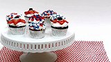 美味传承，经典不断！教你如何制作红色、白色和蓝色的纸杯蛋糕！