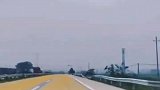 男子经过超长减速带颠到怀疑人生，看到护栏后沉默不语