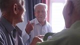6名白发老人相约一起看望101岁老师