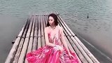 美女竹筏上的自拍，仙子一般的美