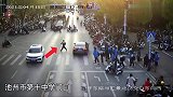 引众怒！校门口醉驾闯红灯，差点撞上中学生