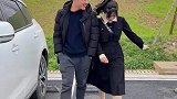 情侣停车场路见不平，男友神操作终于让轮胎回正