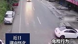司机倒车180度大漂移，撞上后方摩托车