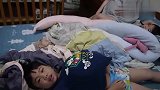 两个熊孩子模仿妈妈怀孕阵痛的样子,生儿子就是这么的不着调！