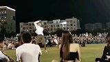 搞笑瞬间：我的焦点不在站着的人身上