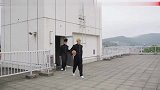 小哥为了整蛊实习老师，从天台丢下椰子，结果吓人的一幕发生了