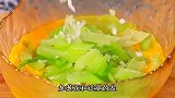 芹菜鸡蛋做法，简单清爽又好吃，不用纠结先炒哪个