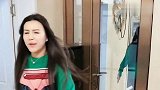 女主去超市让人给轰出来了，金毛逮到机会报仇，太逗了