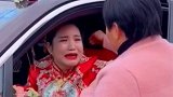 女儿出嫁万分舍不得，母女俩早已哭成了泪人，亲朋好友都被感动哭