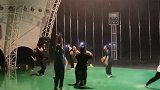 现实版燃野少年的天空 上戏学生跳入雨中舞蹈，可不就是现实版《燃野少年的天空》。这就是青春啊