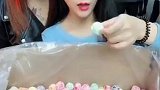端着箱子吃冒烟冰激凌，看这个妹子吃，我都想尝试一下
