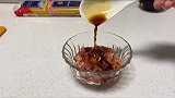一个人下班回家，逛超市，做饭，收拾房间，越来越享受独居生活