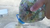 将1100℃铜水，倒在装满水宝宝的气球上，爆裂瞬间太过瘾了！