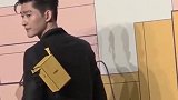 张翰参加活动，还将小包背在后面耍帅，这把年纪的他就缺一个女友
