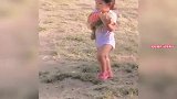 熊孩子搞笑名场面，人类幼崽的失误让亲妈即心疼又不厚道的笑了