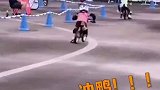 萌娃平衡车比赛中摔倒