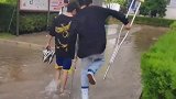 本想跳过水坑，没成想用错了脚