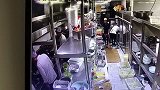 监控显示厨师向炒菜锅吐口水 涉事商场：停业整顿
