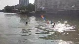法国夺冠就跳河！球迷水中挥舞法兰西国旗岸边人叫好
