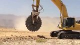 美式挖掘机，哪怕是再坚硬的水泥地面，在它面前也是不堪一击！