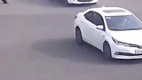 司机误挂倒车挡，交警叔叔帅气出手！