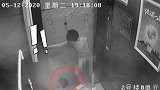 2熊孩子扒停电梯后被卡电梯井 一男童身体悬空仅靠头部支撑