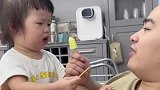 父女俩互换雪糕品尝，女儿尝一口爸爸一口闷