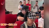 56岁刘欢携妻子现身机场，脸色红润精气神足，热情招呼路人