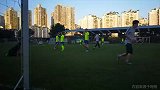 重庆斯威教练组与记者团队友谊赛 小克教练提议用VAR