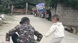 宝宝从小这么暖，以后肯定是个暖男，这个举动简直太让人感动了！