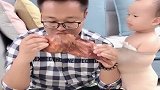 2岁宝宝太贪吃了，这烤羊腿一点都不给，妈妈的丝袜真给力！
