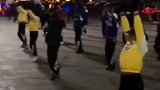 众人跳广场舞开启无声模式戴着耳机不打扰别人