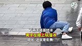 下雨天路面结冰，男子在路上玩溜冰