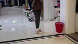 爸爸吐槽女儿犯傻时刻