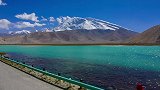 我坐在海拔3600米的湖边，听风，看远，我喜欢透过晴日的窗户看你，你之所在，就是光之所在新疆