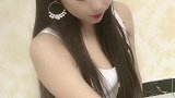 小美女妆画得漂亮，肌肤白皙迷人