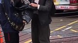 街头偶遇大咖在翻垃圾