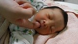 小婴儿闹觉怎么办育婴师教你一招，比奶嘴母乳都更有用