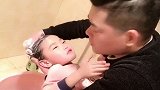 果然女儿是爸爸小情人，看到老公的表现，这家没法呆了