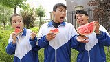 趣味挑战：吃西瓜挑战赛，谁知学渣身边竟有卧底，这操作太秀了！
